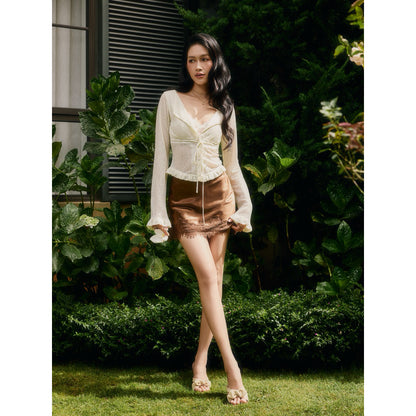 La Boutique Low-Rise Lace Mini Skirt